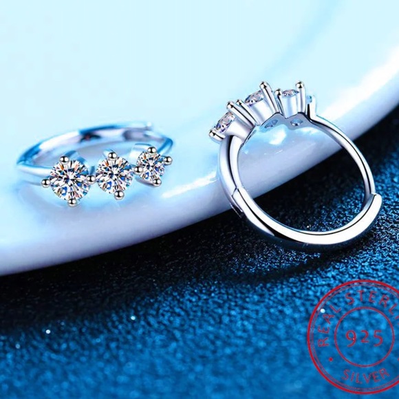 ♨️S925 Sterling Silver 3 Stone D-Color Moissanite Diamond Huggie Earrings - Picture 2 of 7